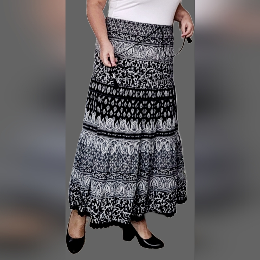 Westport Women's 100% Rayon Black/White Paisley Maxi Skirt Lace Hem 1X